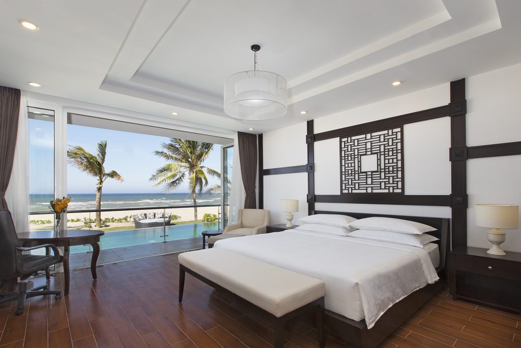 DAD0517_AC1062744_TB_Vietnam_Nam_Hoi_An_Hotel_Room_Royal_Oceanfront_Villa_King_bed_with_beach_access-1024x683